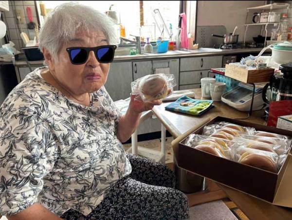 『絶対に忘れられないプレゼント』をもらったおばあちゃん、反応はいかに