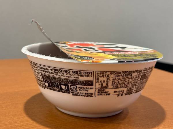 カップ麺のフタを開かないようにするには？　警視庁のライフハックに「この手があったか」