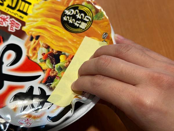 カップ麺のフタを開かないようにするには？　警視庁のライフハックに「この手があったか」