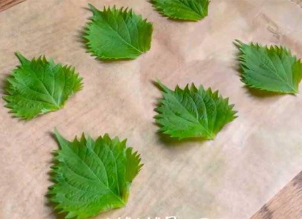 パリッパリ！　レンチン５分で作る『大葉せんべい』に「最高」「コレはやるべし」