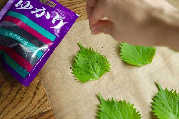 パリッパリ！　レンチン５分で作る『大葉せんべい』に「最高」「コレはやるべし」