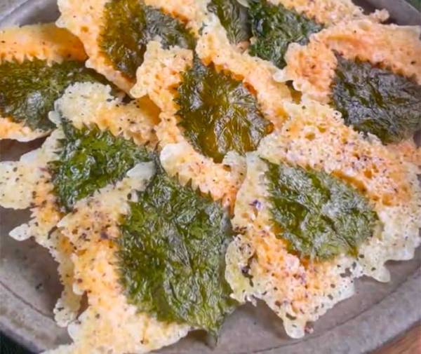 パリッパリ！　レンチン５分で作る『大葉せんべい』に「最高」「コレはやるべし」