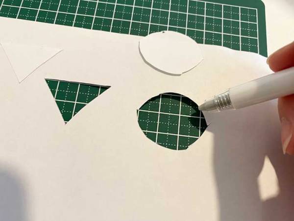 「もうケガしない」「スルスル切れる」　ダイソーの『ペンの形をしたカッター』がとっても優秀