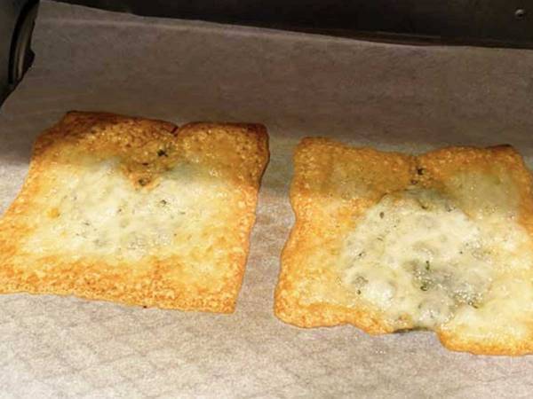 スライスチーズ、どうやって食べてる？　思わぬ２つの使い道に「パリッパリ」「どっちもいい」