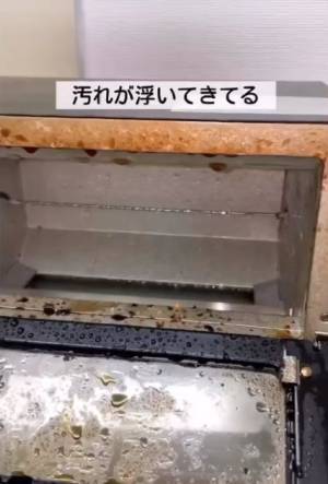 汚れたオーブントースターも素早くきれいに！　１００均アイテムを使った掃除テクが「ナイスアイディア」