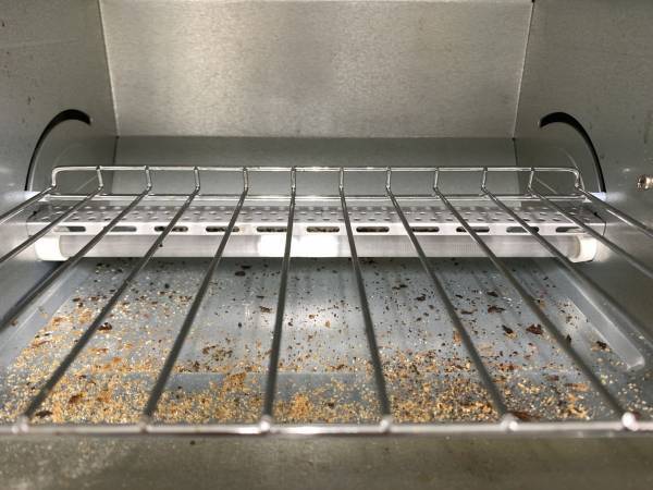 汚れたオーブントースターも素早くきれいに！　１００均アイテムを使った掃除テクが「ナイスアイディア」