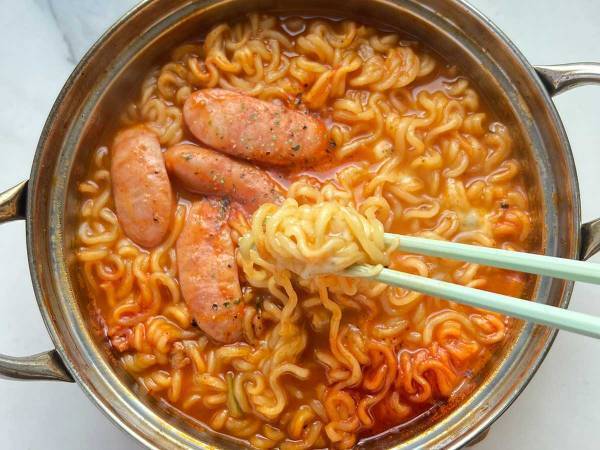 ウインナーとチーズも入れて…　インスタント麺のアレンジに「絶対ウマい」「すぐやる」