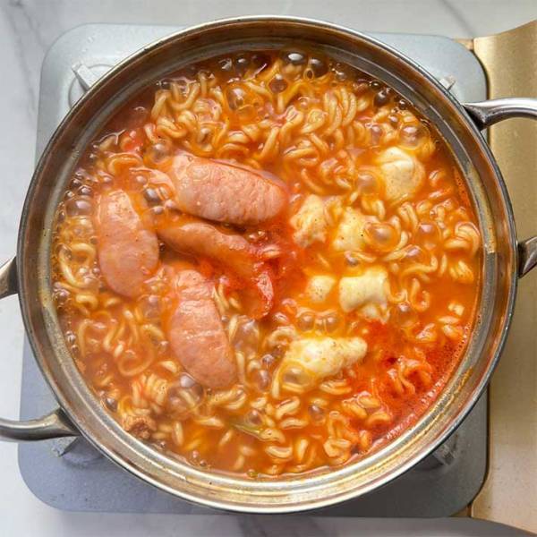 ウインナーとチーズも入れて…　インスタント麺のアレンジに「絶対ウマい」「すぐやる」