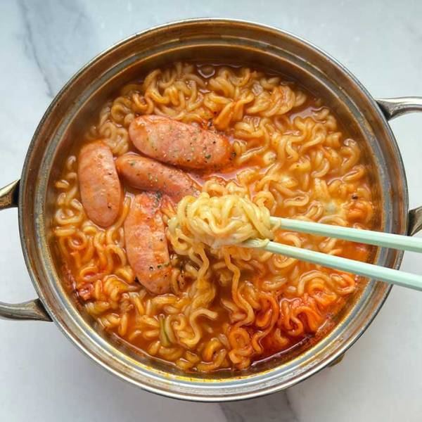 ウインナーとチーズも入れて…　インスタント麺のアレンジに「絶対ウマい」「すぐやる」