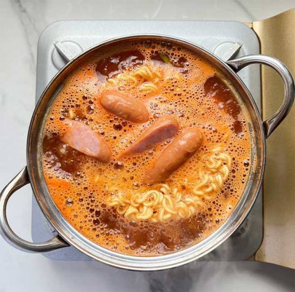 ウインナーとチーズも入れて…　インスタント麺のアレンジに「絶対ウマい」「すぐやる」