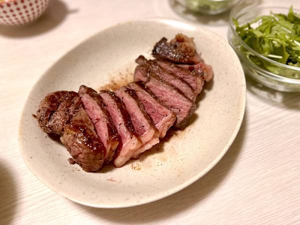 自宅でサーロインステーキをおいしく焼くには？　シェフ直伝の方法に「知らなかった！」