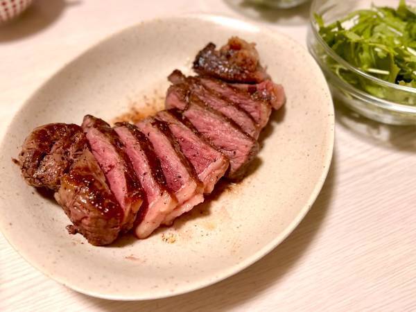 自宅でサーロインステーキをおいしく焼くには？　シェフ直伝の方法に「知らなかった！」