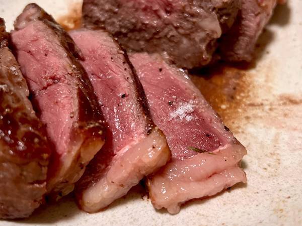 自宅でサーロインステーキをおいしく焼くには？　シェフ直伝の方法に「知らなかった！」