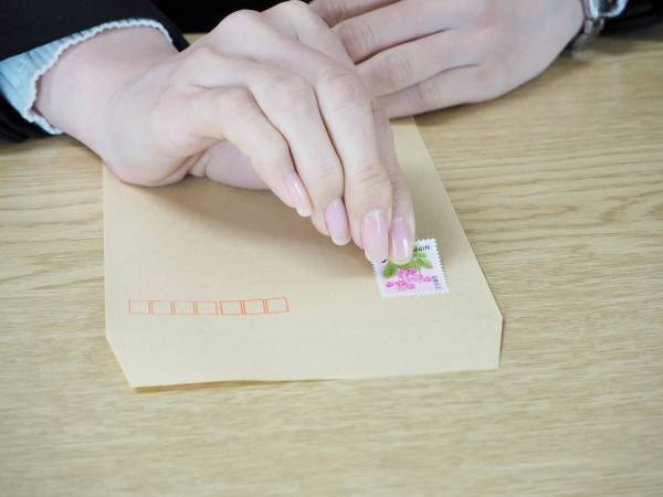 「気持ちいい」「思い付かなかった」　貼り間違えた切手をキレイに剥がす方法