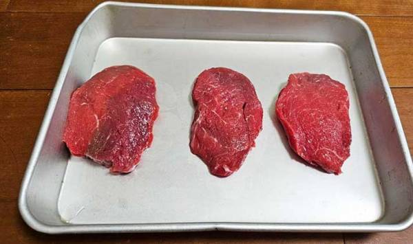 スーパーの肉をアレに漬けて焼いたら？　柔らかすぎて、家族みんなが感動の嵐