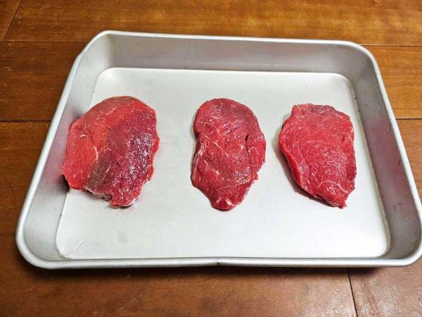 スーパーの肉をアレに漬けて焼いたら？　柔らかすぎて、家族みんなが感動の嵐