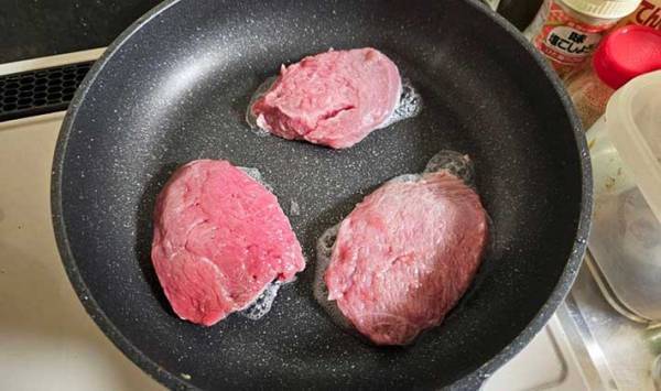 スーパーの肉をアレに漬けて焼いたら？　柔らかすぎて、家族みんなが感動の嵐