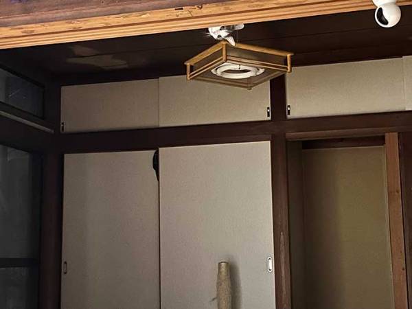 天井から感じる視線…その正体は？　「心臓に悪い」「どうやって登ったの」