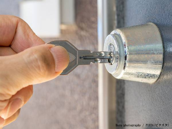 玄関の鍵穴にイラッ！　不動産会社が紹介する『鍵の滑りが悪い時』の改善方法
