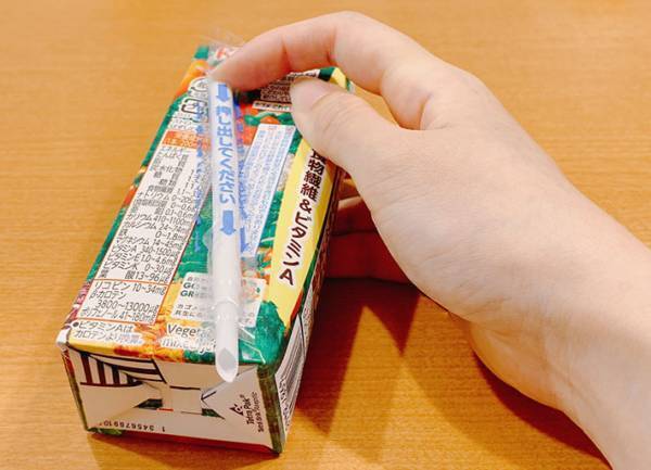 紙パックからストローをむしり取ったら「うっそだろ…」　正しい取り出し方は？