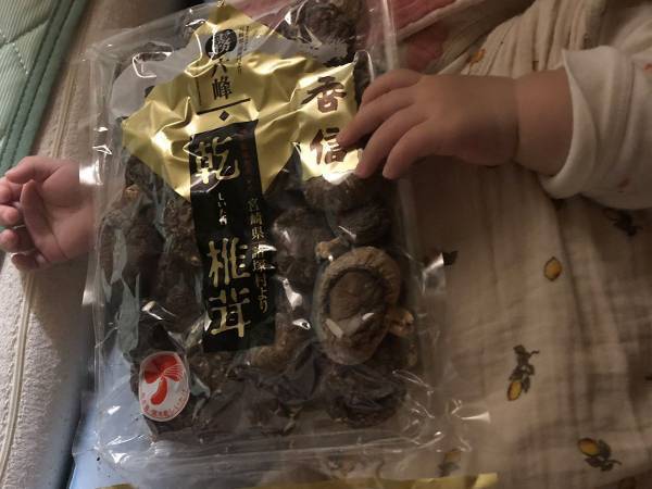 眠る１歳娘が握りしめていたものに、母親「なんで…」　写真をよく見ると？