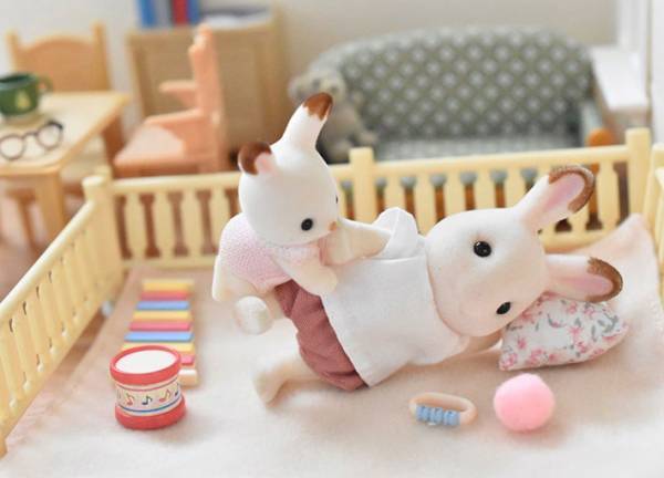 「めっちゃ分かる」「同じ状況だった」　子育ての『リアルな現状』をシルバニアで例えると？