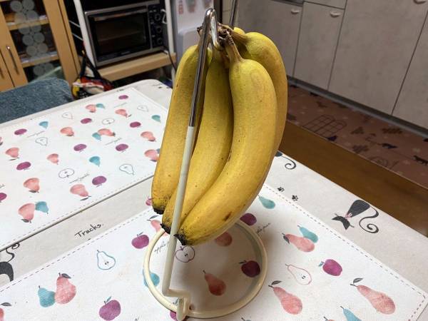 家にあるアレで？　画期的なバナナスタンドに「この発想はなかった」「安上がり」