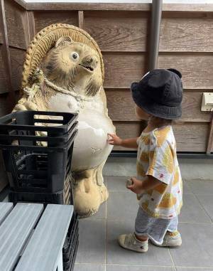 タヌキの置き物を見た１歳児が？　ひと言に「爆笑」「既視感があったのかな」