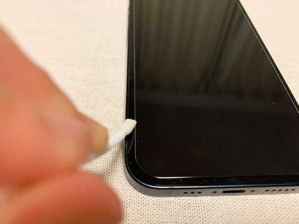 ダイソーで買った『おそうじ棒』　買ってから、一度も掃除していないスマホに使うと？