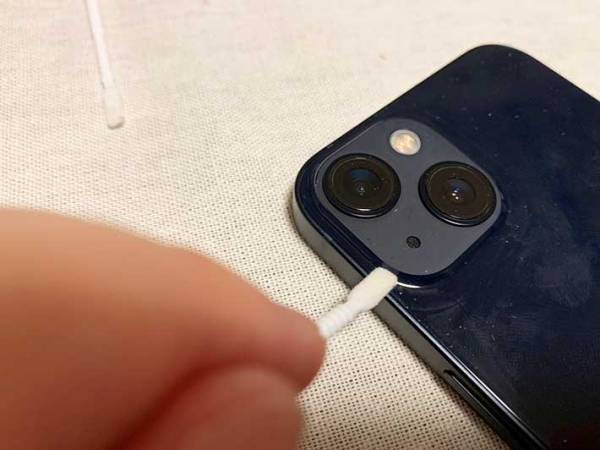 ダイソーで買った『おそうじ棒』　買ってから、一度も掃除していないスマホに使うと？