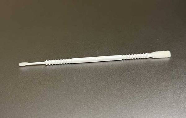 ダイソーで買った『おそうじ棒』　買ってから、一度も掃除していないスマホに使うと？