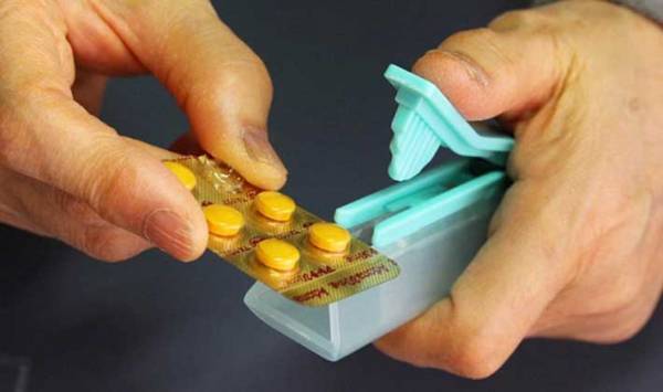 薬をうまく取り出せない妻　それを見た夫が？　「すごい発想」「とっても素敵」