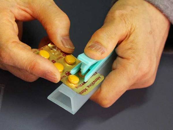 薬をうまく取り出せない妻　それを見た夫が？　「すごい発想」「とっても素敵」