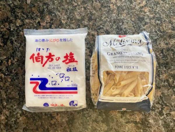 カチカチの塩とさよなら！　アレを入れるだけで、塩がいつでもサラサラになった