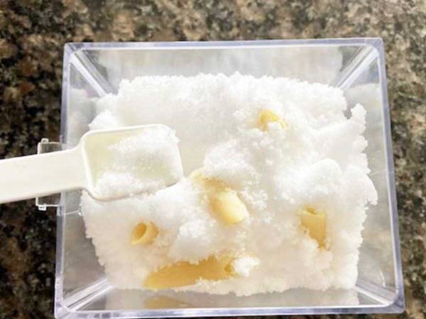 カチカチの塩とさよなら！　アレを入れるだけで、塩がいつでもサラサラになった