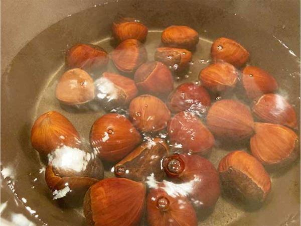 硬すぎる栗の鬼皮を手でツルっとむく方法に「もう悩まない」「早く知りたかった」