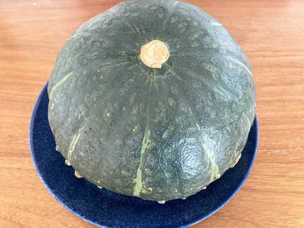 丸ごと１個のカボチャ、どう切ってる？　スッと包丁を入れるコツに「もう怖くない！」