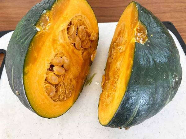 丸ごと１個のカボチャ、どう切ってる？　スッと包丁を入れるコツに「もう怖くない！」