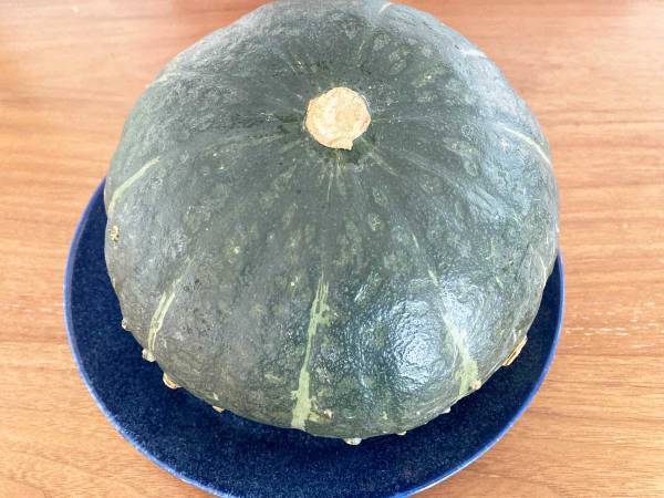 丸ごと１個のカボチャ、どう切ってる？　スッと包丁を入れるコツに「もう怖くない！」