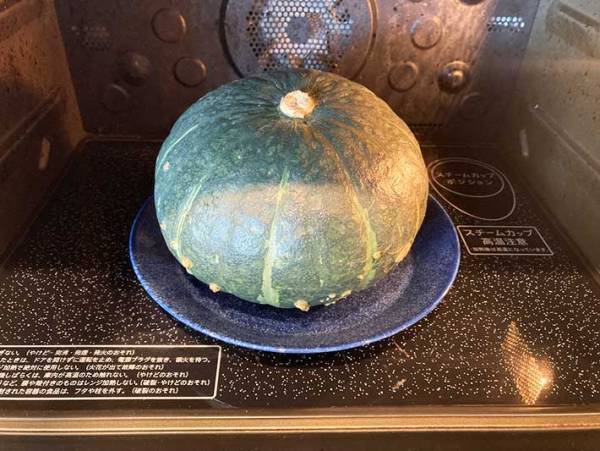 丸ごと１個のカボチャ、どう切ってる？　スッと包丁を入れるコツに「もう怖くない！」