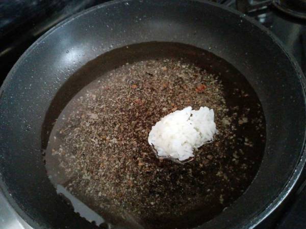 揚げ物をして汚れた油　アレをスプーン１杯入れるだけで？　「え、すご！」「しかも楽しい」