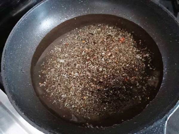 揚げ物をして汚れた油　アレをスプーン１杯入れるだけで？　「え、すご！」「しかも楽しい」