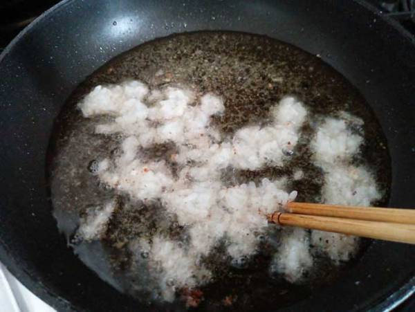 揚げ物をして汚れた油　アレをスプーン１杯入れるだけで？　「え、すご！」「しかも楽しい」