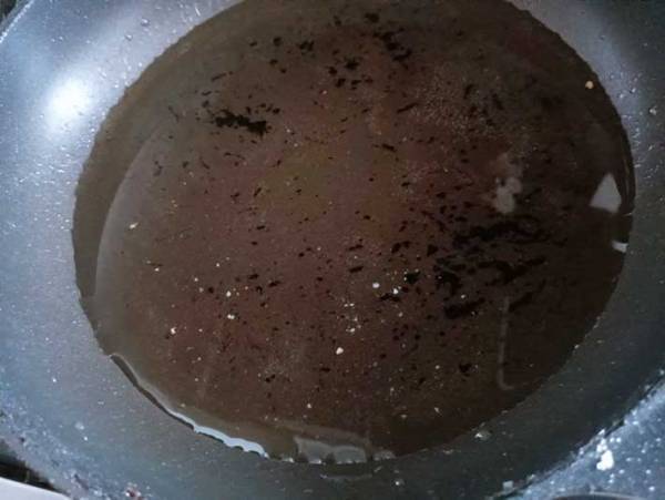 揚げ物をして汚れた油　アレをスプーン１杯入れるだけで？　「え、すご！」「しかも楽しい」