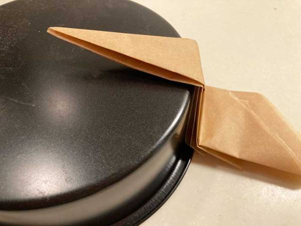 丸いケーキの型の敷き方はこの方法が大正解！　「天才」「知りたかったやつ」