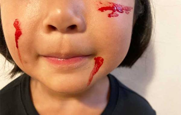 リアルすぎる『牙』！？　子供が使ったグッズに「まるで本物」「クオリティすご…」