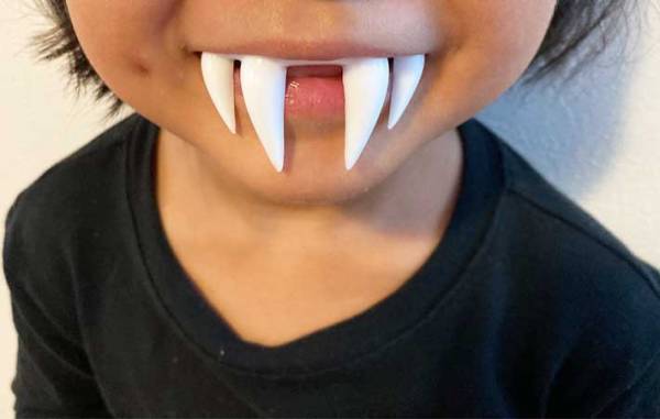 リアルすぎる『牙』！？　子供が使ったグッズに「まるで本物」「クオリティすご…」