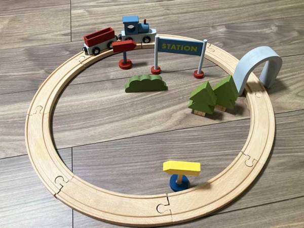 「かわいい」「えっ、安い！」　木でできた『列車のおもちゃ』に大人も癒される