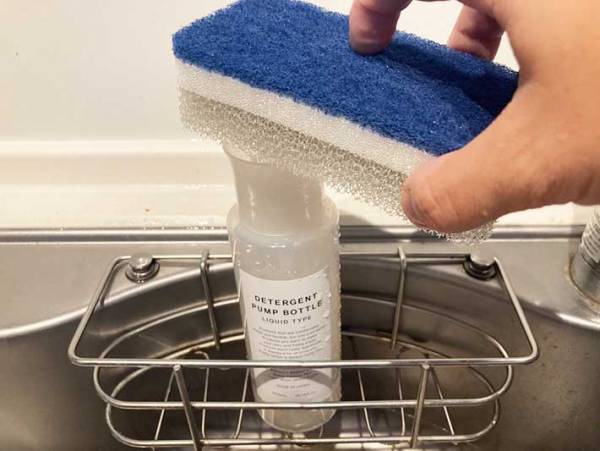 食器洗い中、スポンジの洗剤が足りなくなった…　ダイソーが考えた『詰め替えボトル』で悩みが一瞬で解決