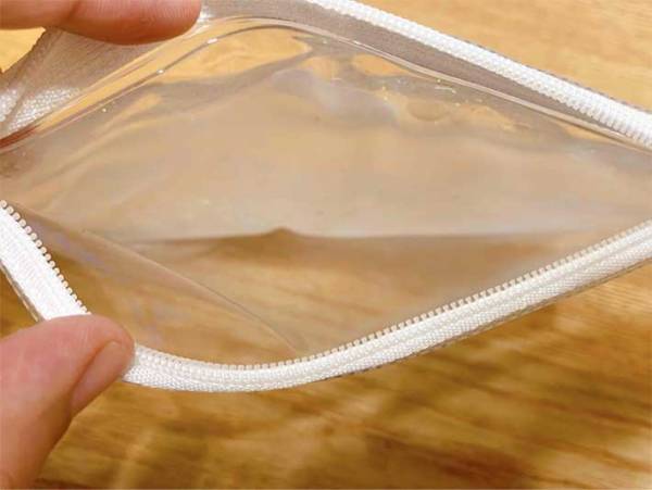 一見、普通だけど？　１００均の『ポーチ』にチョコも口紅も入れたら…「溶けないっ！」